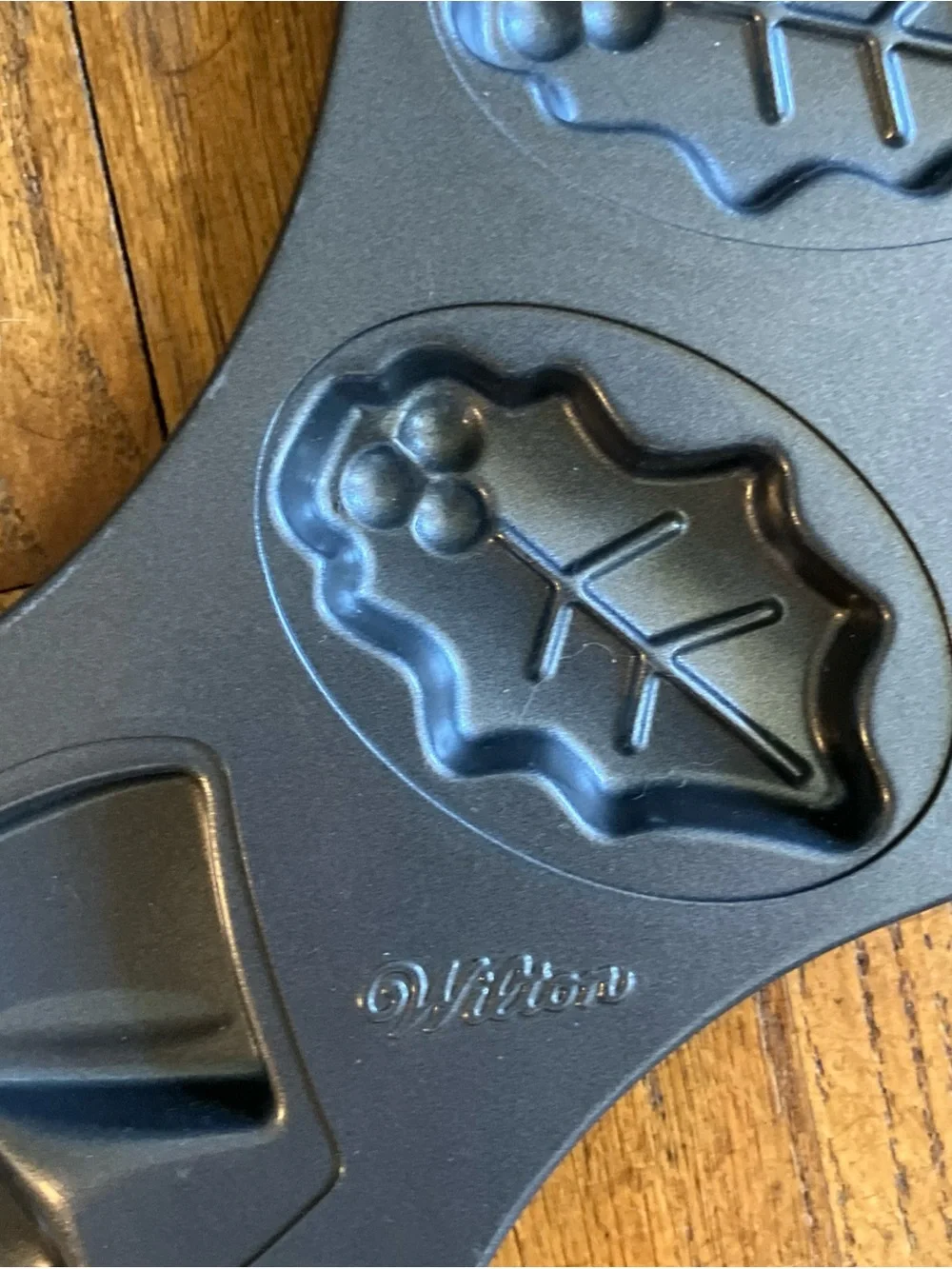 RETIRED Wilton 3D Dimensions Christmas Cookie Cutter Wreath Shape Cake Pan